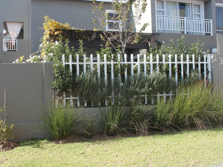 Flat Palisade between Pillars