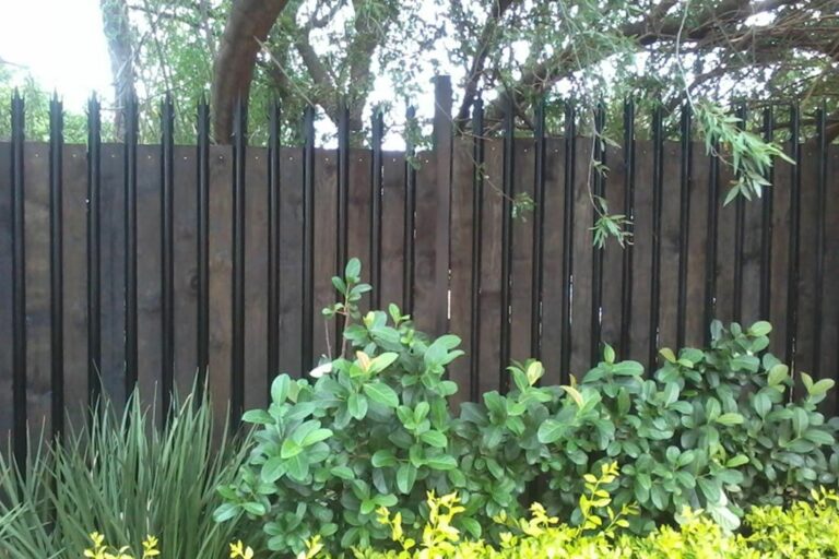 Palisade with wooden inserts